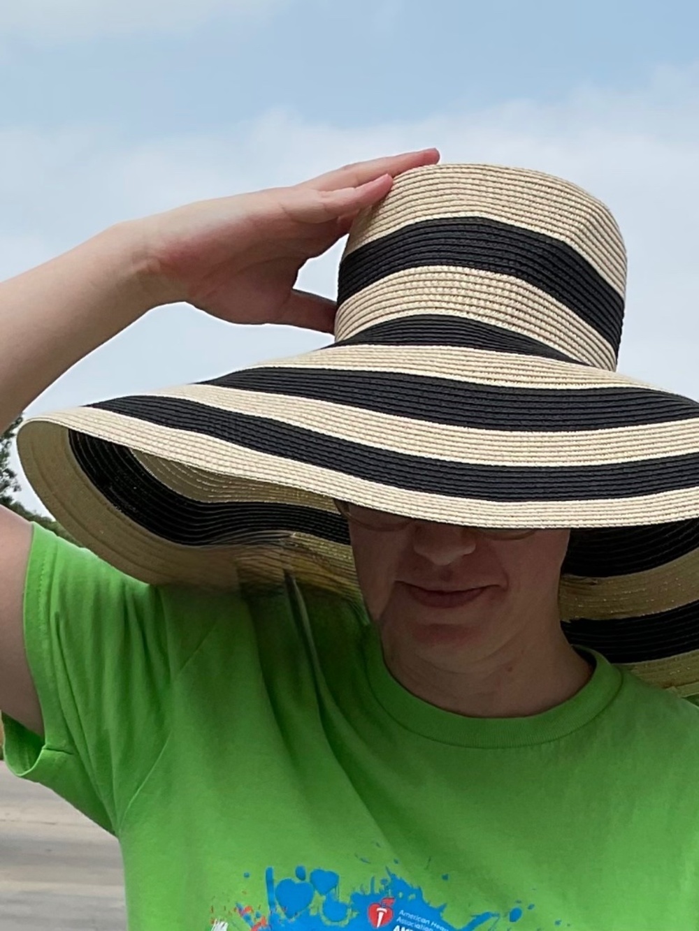 KATE SPADE WIDE BRIM BLACK/CREAM STRAW SUN HAT